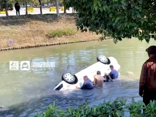 上海宝山一教练车落水1人身亡 目击者还原事发全程