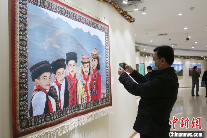“天山放歌——新疆各族人民幸福生活”主题摄影展在京举办