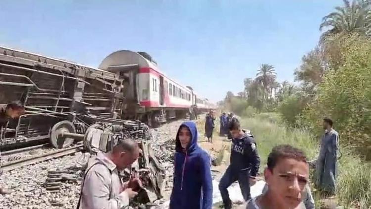 埃及两列火车相撞已致36死77伤 或人为破坏所致