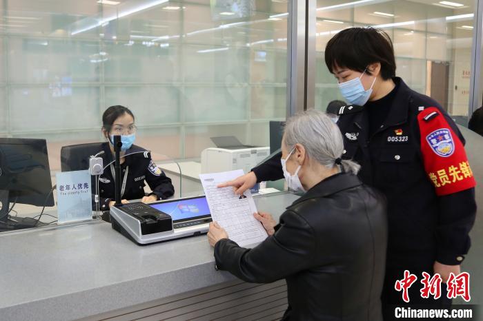 上海便利老年人办理出入境证件举措今起实施