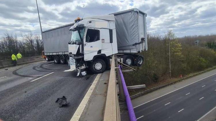 英国一卡车撞开护栏后半悬在24米高大桥上 司机成功逃脱