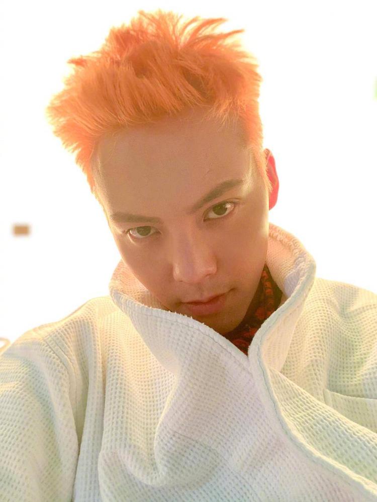 14日,陈伟霆在社交平台晒出最新自拍照,照片中他染着全新的暖橙发色似