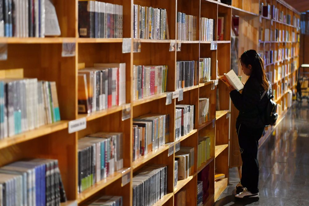 4月20日,讀者在太原市島上書店看書.