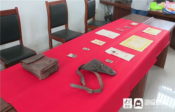 东营区迎来13件红色记忆老物件73岁商家连后人回乡捐赠革命历史遗物