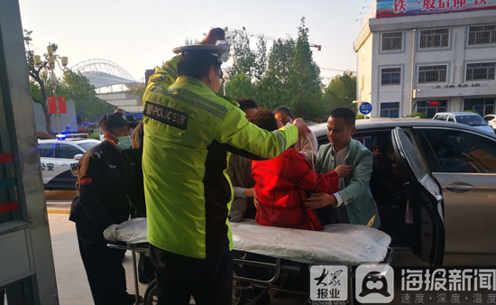 潍坊一女子断臂受伤 山东高速交警接力送医