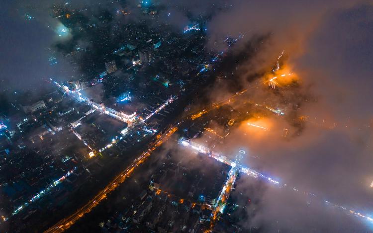 航拍武汉雨后夜景 璀璨迷人 海报新闻