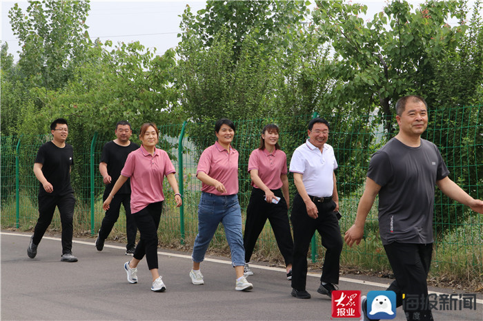 5月15日,新泰市羊流镇举行泰山百合·和园学党史 强体魄 当标兵健步