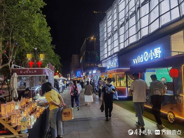 济南泉城路夜经济更重文化植入手工艺摊位和年轻人创业成亮点