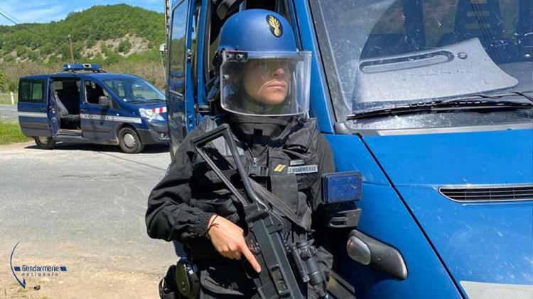 法国近300警力搜捕携枪老兵：出动7辆装甲车、7架直升机，要求居民待家中