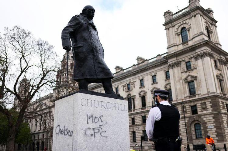 切尔西夺冠后，丘吉尔雕像被庆祝球迷涂鸦，警方展开行动