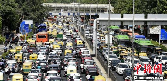 印度新德里开始逐步解封 “返工潮”造成交通拥堵