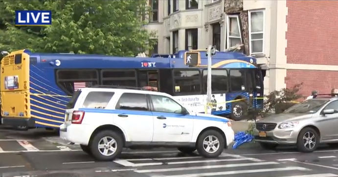 美国公交车失控撞楼致16伤 司机称脚卡在油门和刹车间