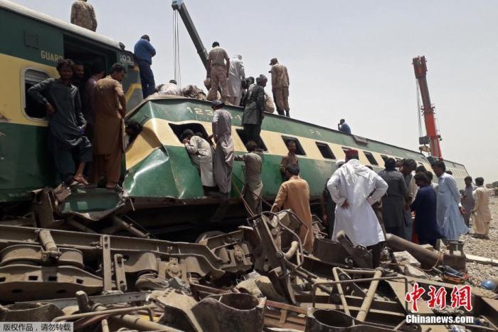 巴基斯坦火车相撞致上百死伤，司机称曾试图急刹车