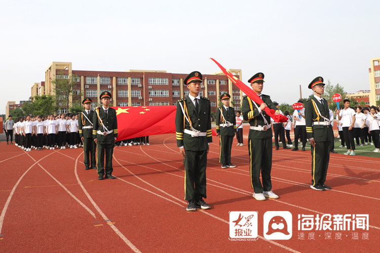 6月7日,枣庄市第四十中学师生齐聚操场,举行九年级毕业季主题升旗仪式