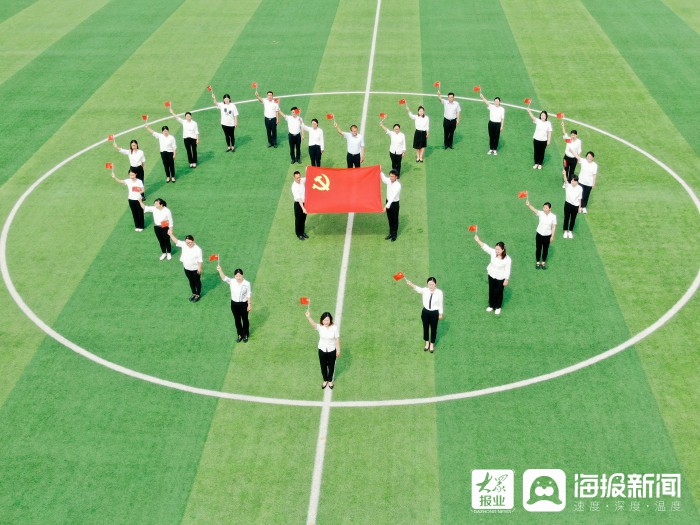 活动中,广大师生精心设计拍摄造型,用手中挥动的党旗表达对党的热爱与