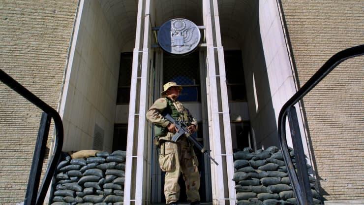 美国驻阿富汗大使馆暴发新冠疫情，超百人感染1人死亡，使馆已封锁！