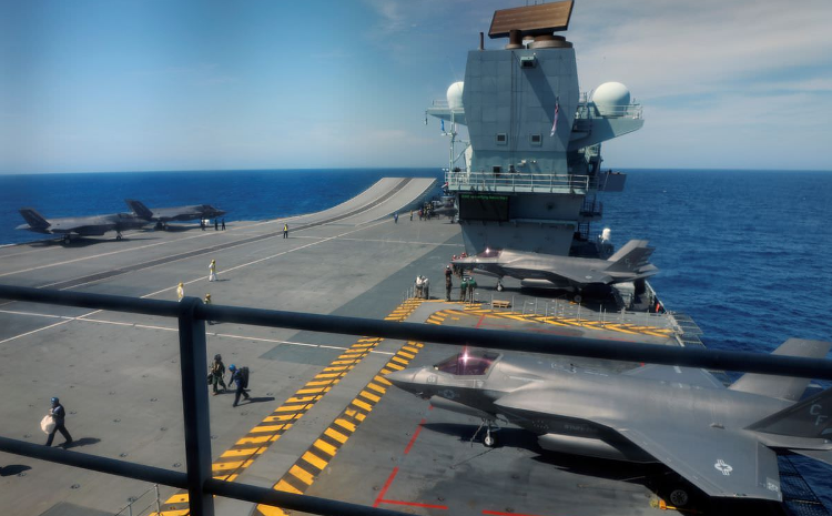 美媒：英军新航母被俄罗斯盯上，双方战机上演“猫捉老鼠”游戏