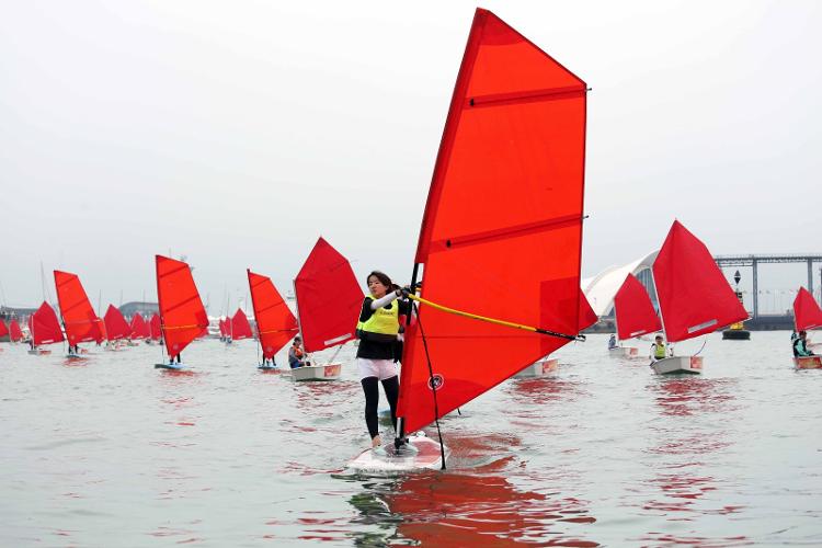 青岛市南区举行“红帆向党  百帆环湾”帆船活动