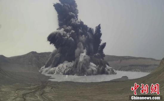 菲律宾塔阿尔火山喷出高达1000米的蒸汽 预警等级升至3级