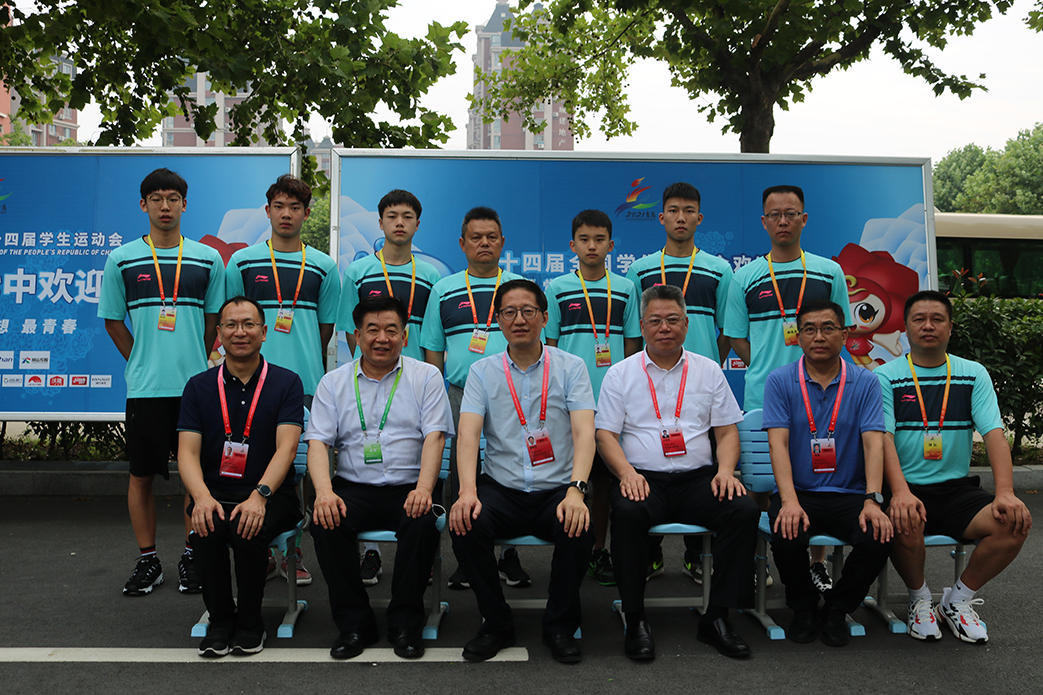 第十四届全国学生运动会贵州省代表团一行到校看望贵州游泳运动员