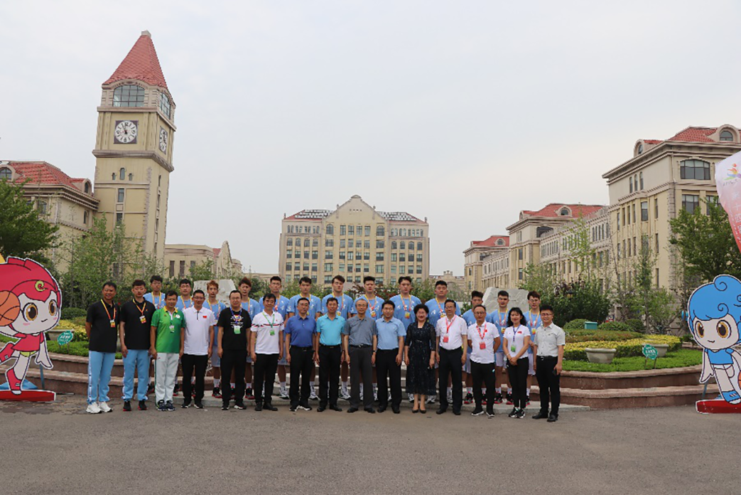 内蒙古自治区政府副主席郑宏范一行到青岛三十九中考察并慰问运动员
