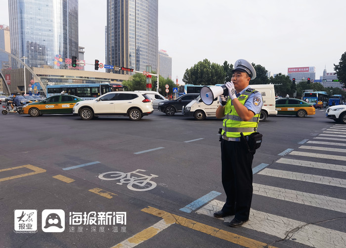 一盔一带 安全常在!潍坊交警"喊麦"倡导市民骑车佩戴头盔