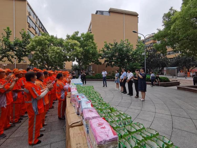 夏日送清凉,慰问槐荫一线保洁员