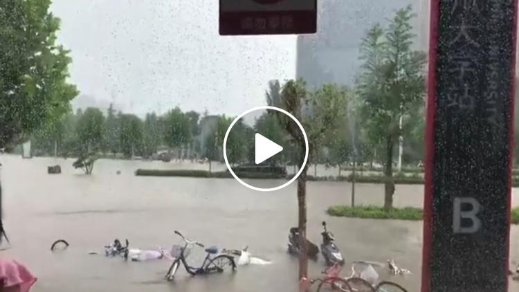 郑州持续暴雨一片汪洋，行驶中地铁进水被困隧道