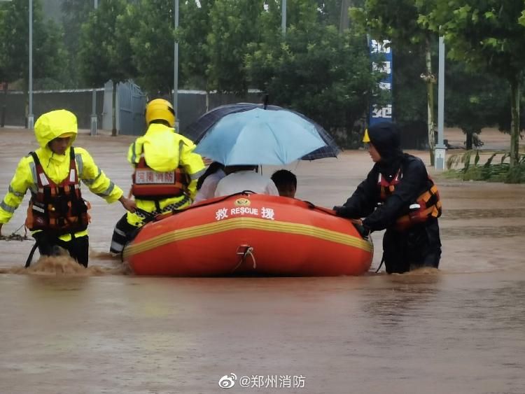 郑州特大暴雨致地铁全线停运12人死亡