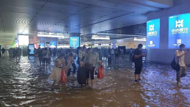 大众网海报新闻员工亲历被困郑州东站站内积水飘雨在水中摸黑走了两个