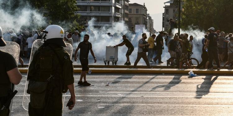 希腊首都出现反强制接种疫苗示威 抗议者与警方发生冲突