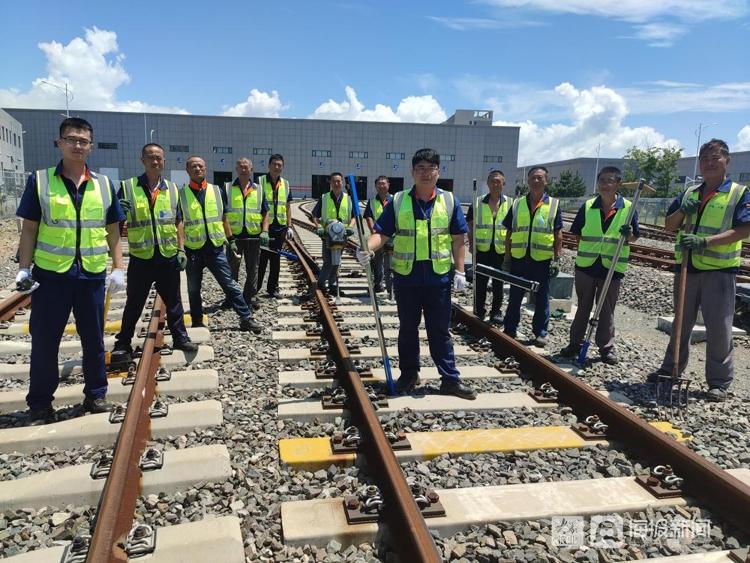 青岛地铁线路检修工:行走在60℃的钢轨旁