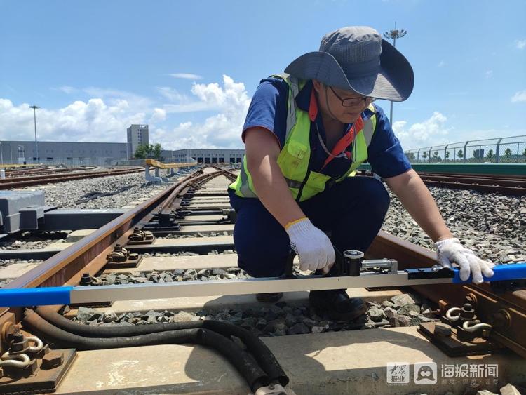 青岛地铁线路检修工:行走在60℃的钢轨旁