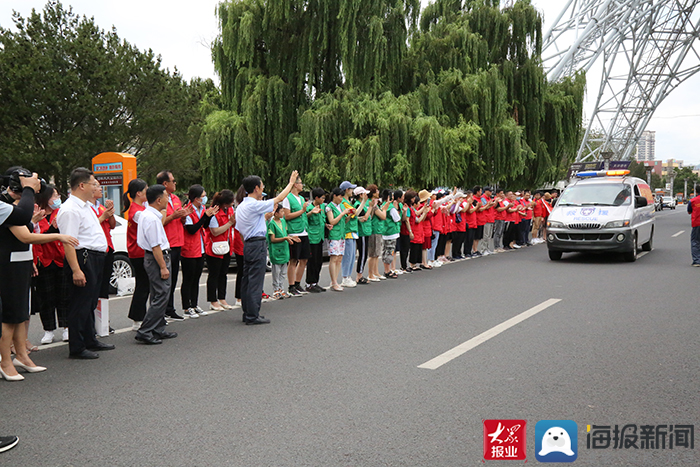 公益救援服務中心支援河南新鄉的志願者返回新泰,新泰市民夾道歡迎