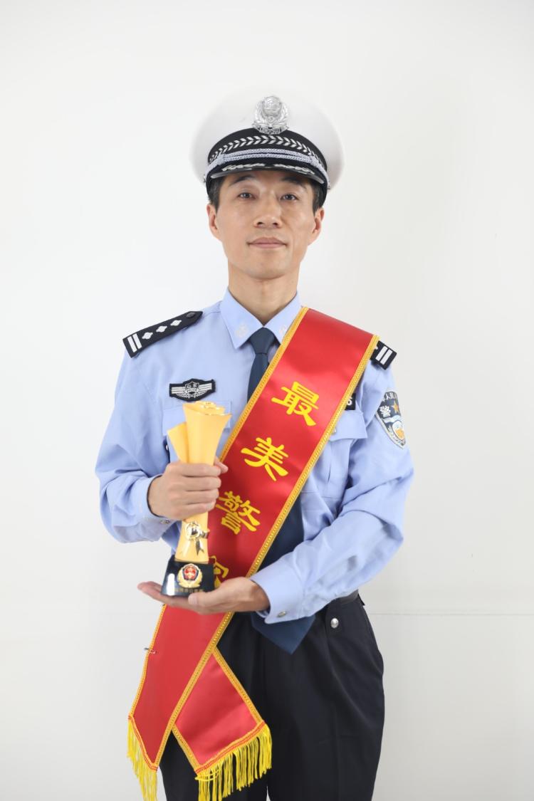 男,50岁,中共党员,现任淄博市公安局高速公路交警支队一大队二级警长