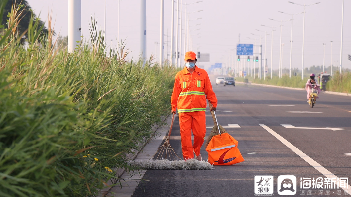 致敬城市守护者东营经济技术开发区环卫工人曹秀花做文明城市的守护者