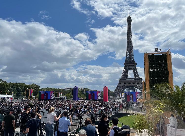 法国巴黎举行活动庆祝奥林匹克会旗交接 进入2024巴黎奥运会时间