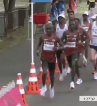 法国马拉松选手回应比赛中打翻补给水：当时太累，并非故意