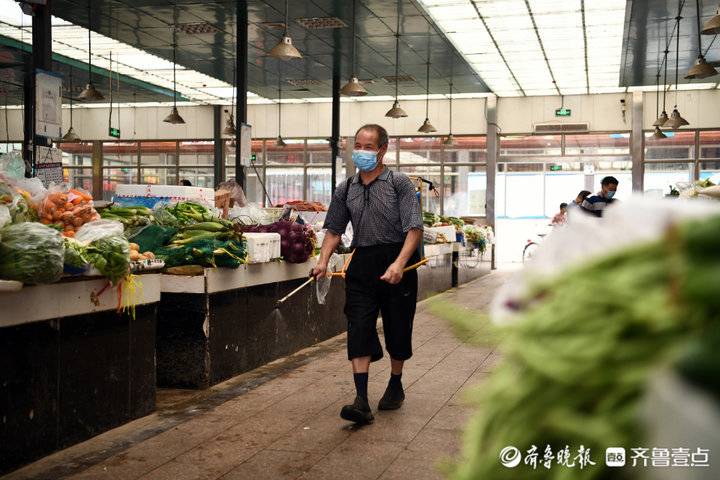 探訪東營戰疫一線： 農貿市場買菜一看二測三觀察