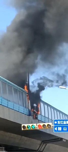 濟南高架路上一貨車起火引燃護欄 被迅速撲滅