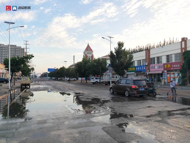 青岛胶州市中云街道亳州路和扬州路路口以北道路坑坑洼洼,千疮百孔