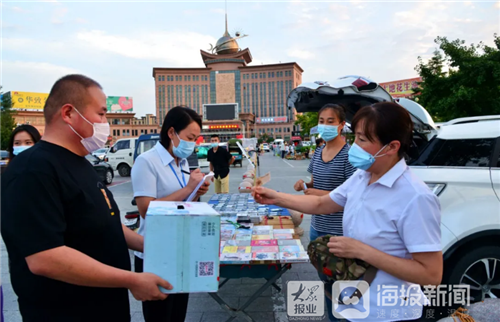 龙口新闻中心 部门 在龙口夜市东北角的儿童游乐区,生立章和张传