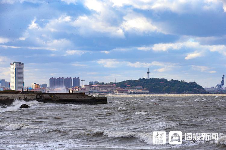 一夜入冬烟台迎来大风天气细沙吹上路海边惊涛拍岸