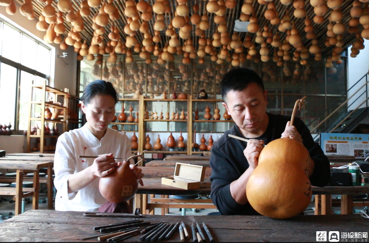 濟南“葫蘆夫婦”葫蘆上淘金20年 免費教千余名殘疾人學雕刻