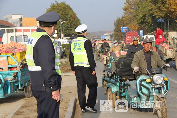 又是蘋果收購季招遠市道路交通安全生產指揮部為果農保駕護航