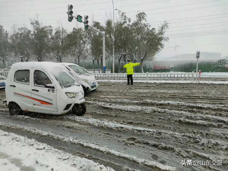 济南、德州、聊城、菏泽多地迎来初雪，山东交警演绎最美“雪景”！交通要闻大众网 4086