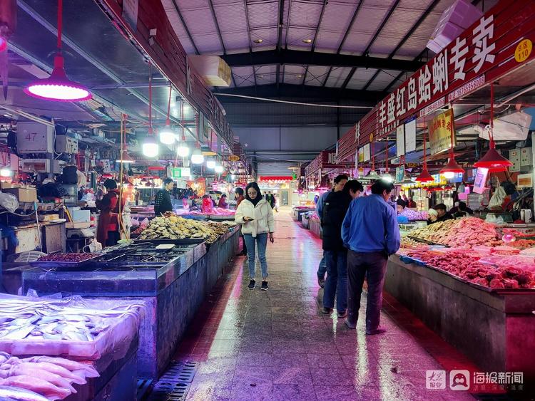 青岛海鲜市场处于销售淡季鱼类降价20梭子蟹价格一路坚挺
