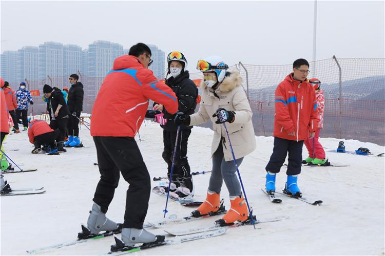 谈球吧体育冰雪助冬奥 济南市冰雪项目教练员培训举办_教育要闻_大众网(图7)