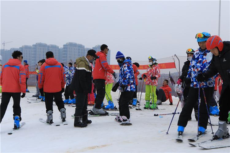 谈球吧体育冰雪助冬奥 济南市冰雪项目教练员培训举办_教育要闻_大众网(图8)