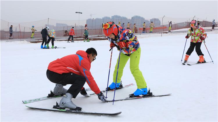 谈球吧体育冰雪助冬奥 济南市冰雪项目教练员培训举办_教育要闻_大众网(图6)